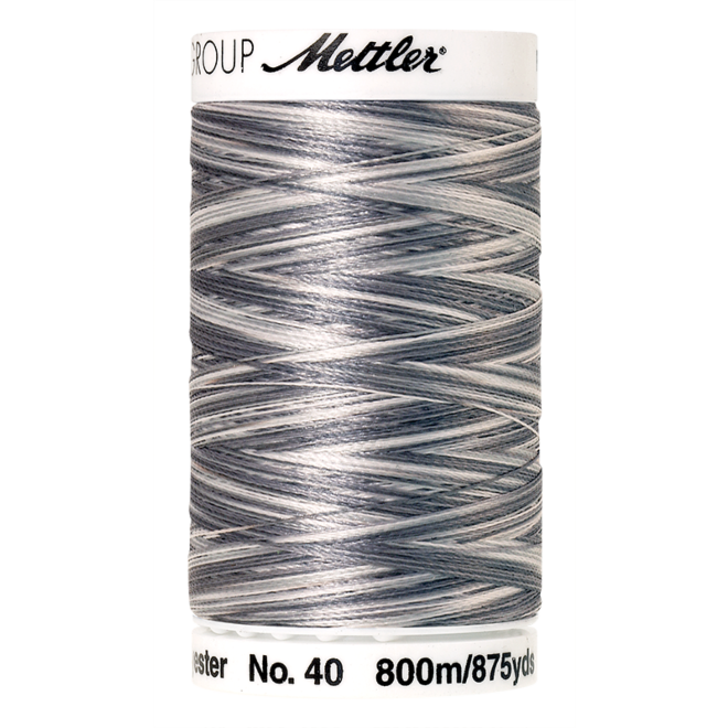 Amann Mettler Poly Sheen Multi, 800m Spule in Overcast Greys  Die Multifarben harmonieren perfekt mit dem unifarbenen Poly Sheen