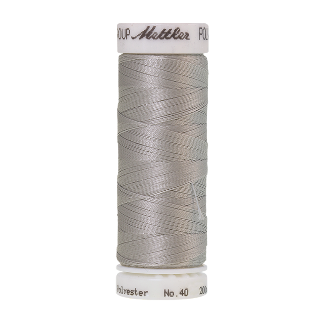 Amann Mettler Poly Sheen Ash Mist glänzt durch den trilobalen Fadenquerschnitt besonders schön. Zum Sticken, Quilten, Nähen. 200m Spule