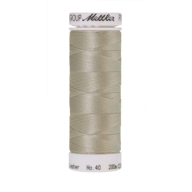 Amann Mettler Poly Sheen Fieldstone glänzt durch den trilobalen Fadenquerschnitt besonders schön. Zum Sticken, Quilten, Nähen. 200m Spule