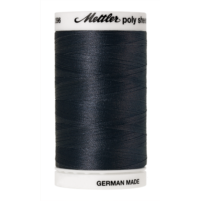 Amann Mettler Poly Sheen Dark Pewter glänzt durch den trilobalen Fadenquerschnitt besonders schön. Zum Sticken, Quilten, Nähen. 800m Spule