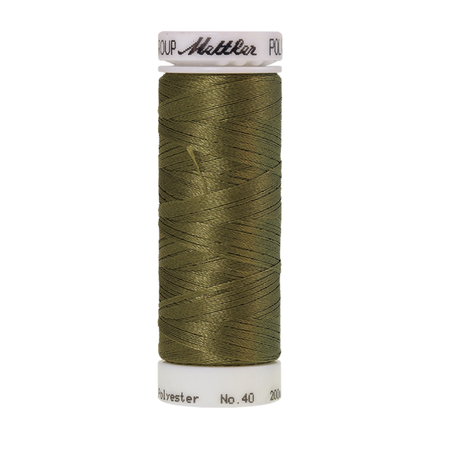 Amann Mettler Poly Sheen Olive Drab glänzt durch den trilobalen Fadenquerschnitt besonders schön. Zum Sticken, Quilten, Nähen. 200m Spule