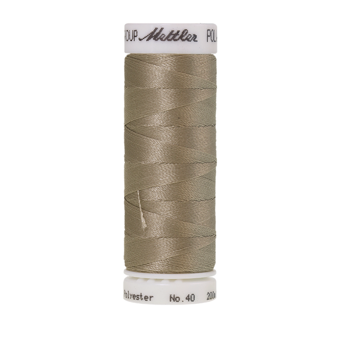 Amann Mettler Poly Sheen Light Sage glänzt durch den trilobalen Fadenquerschnitt besonders schön. Zum Sticken, Quilten, Nähen. 200m Spule