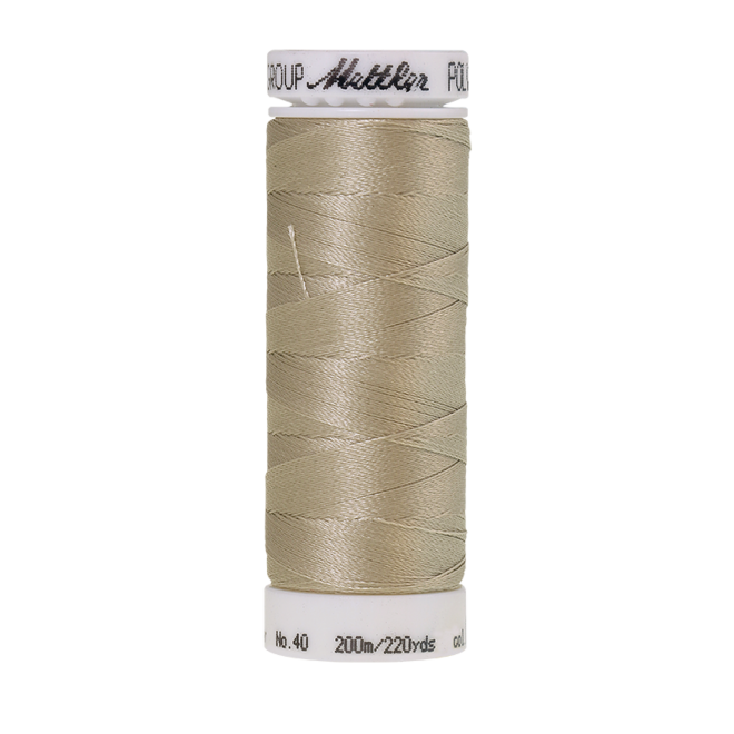 Amann Mettler Poly Sheen Baquette glänzt durch den trilobalen Fadenquerschnitt besonders schön. Zum Sticken, Quilten, Nähen. 200m Spule