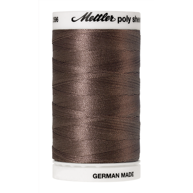 Amann Mettler Poly Sheen Khaki glänzt durch den trilobalen Fadenquerschnitt besonders schön. Zum Sticken, Quilten, Nähen. 800m Spule