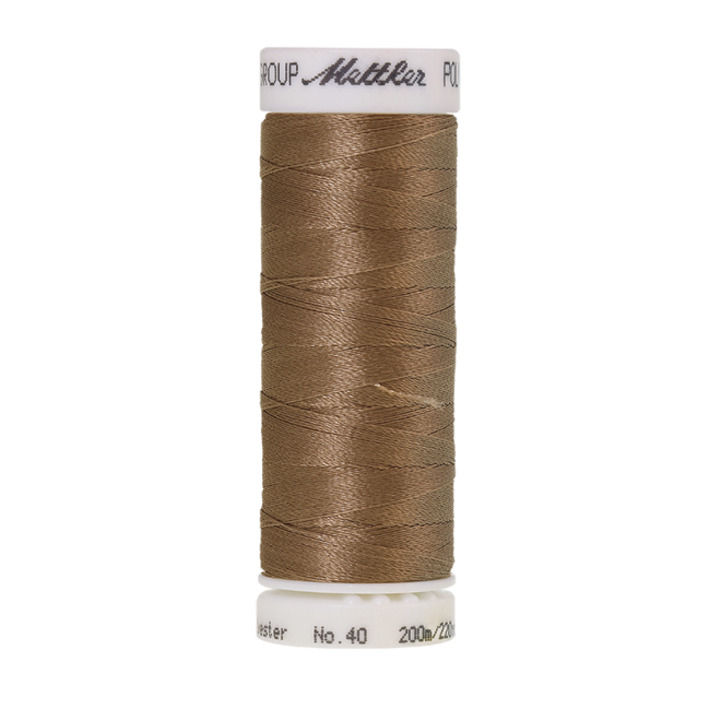 Amann Mettler Poly Sheen Khaki glänzt durch den trilobalen Fadenquerschnitt besonders schön. Zum Sticken, Quilten, Nähen. 200m Spule