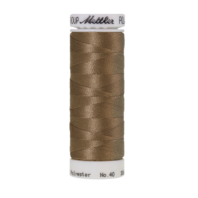 Amann Mettler Poly Sheen Dark Rattan glänzt durch den trilobalen Fadenquerschnitt besonders schön. Zum Sticken, Quilten, Nähen. 200m Spule
