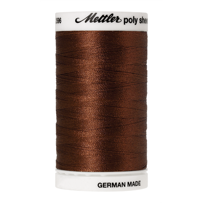 Amann Mettler Poly Sheen Redwood glänzt durch den trilobalen Fadenquerschnitt besonders schön. Zum Sticken, Quilten, Nähen. 800m Spule