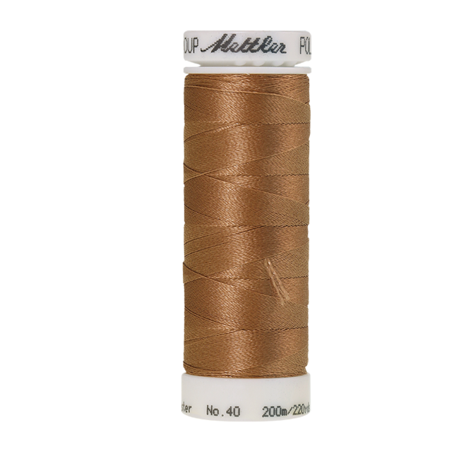 Amann Mettler Poly Sheen Dark Tan glänzt durch den trilobalen Fadenquerschnitt besonders schön. Zum Sticken, Quilten, Nähen. 200m Spule