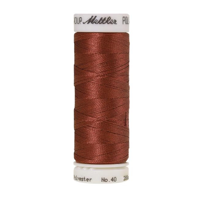 Amann Mettler Poly Sheen Rusty Rose glänzt durch den trilobalen Fadenquerschnitt besonders schön. Zum Sticken, Quilten, Nähen. 200m Spule