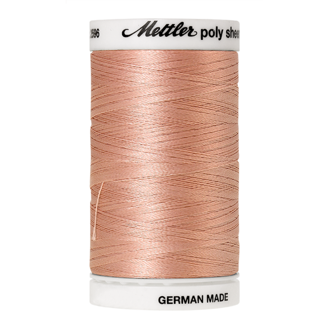 Amann Mettler Poly Sheen Twine glänzt durch den trilobalen Fadenquerschnitt besonders schön. Zum Sticken, Quilten, Nähen. 800m Spule