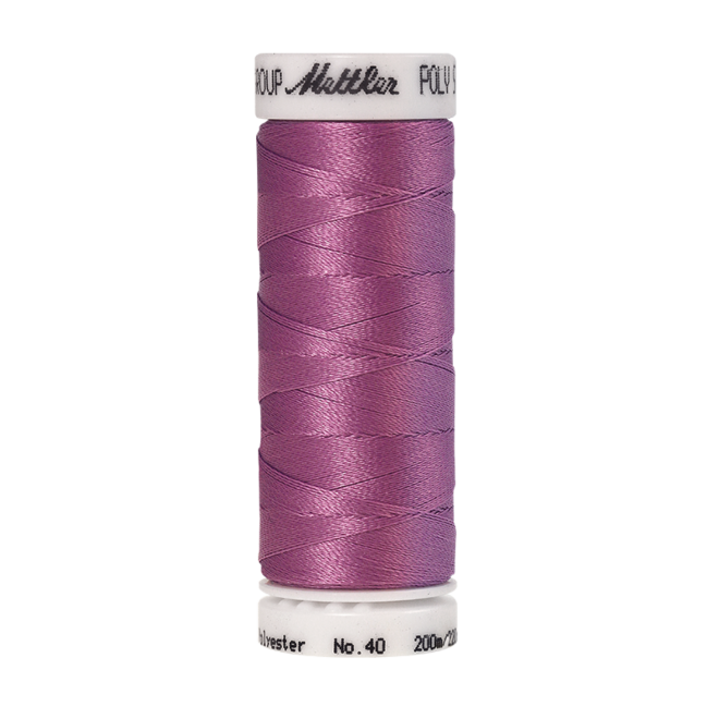 Amann Mettler Poly Sheen Frosted Plum glänzt durch den trilobalen Fadenquerschnitt besonders schön. Zum Sticken, Quilten, Nähen. 200m Spule
