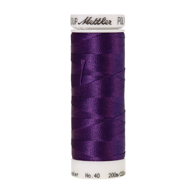 Amann Mettler Poly Sheen Grape Jelly glänzt durch den trilobalen Fadenquerschnitt besonders schön. Zum Sticken, Quilten, Nähen. 200m Spule