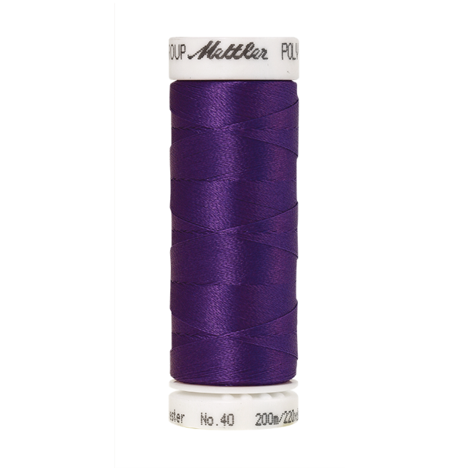 Amann Mettler Poly Sheen Iris Blue glänzt durch den trilobalen Fadenquerschnitt besonders schön. Zum Sticken, Quilten, Nähen. 200m Spule