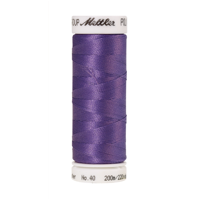 Amann Mettler Poly Sheen Purple glänzt durch den trilobalen Fadenquerschnitt besonders schön. Zum Sticken, Quilten, Nähen. 200m Spule