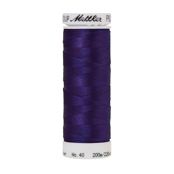 Amann Mettler Poly Sheen Dark Ink glänzt durch den trilobalen Fadenquerschnitt besonders schön. Zum Sticken, Quilten, Nähen. 200m Spule