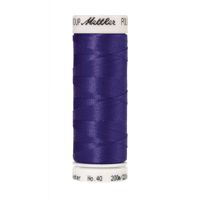 Amann Mettler Poly Sheen Blueberry glänzt durch den trilobalen Fadenquerschnitt besonders schön. Zum Sticken, Quilten, Nähen. 200m Spule