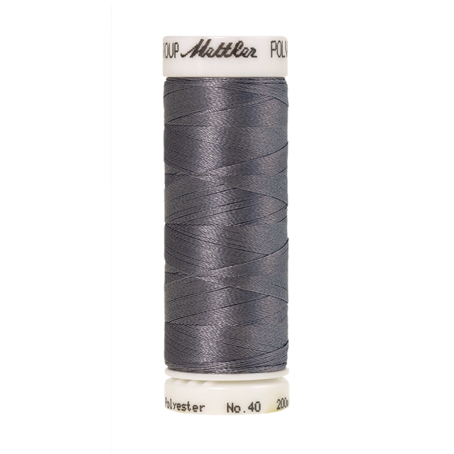 Amann Mettler Poly Sheen Battleship Gray glänzt durch den trilobalen Fadenquerschnitt besonders schön. Zum Sticken, Quilten, Nähen. 200m Spule