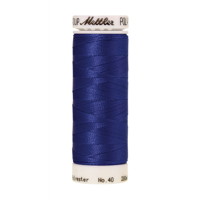 Amann Mettler Poly Sheen Forget Me Not glänzt durch den trilobalen Fadenquerschnitt besonders schön. Zum Sticken, Quilten, Nähen. 200m Spule