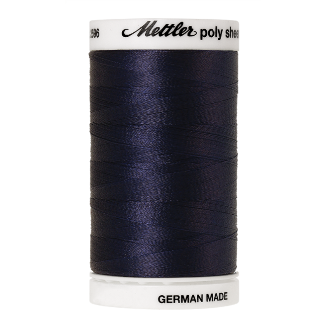 Amann Mettler Poly Sheen Dark Indigo glänzt durch den trilobalen Fadenquerschnitt besonders schön. Zum Sticken, Quilten, Nähen. 800m Spule