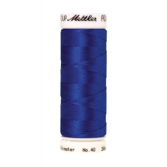 Amann Mettler Poly Sheen Electric Blue glänzt durch den trilobalen Fadenquerschnitt besonders schön. Zum Sticken, Quilten, Nähen. 200m Spule