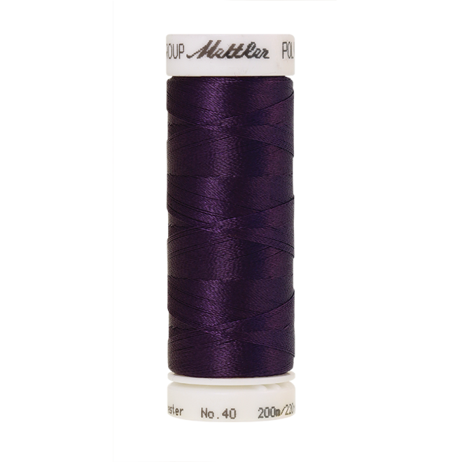 Amann Mettler Poly Sheen Heraldic glänzt durch den trilobalen Fadenquerschnitt besonders schön. Zum Sticken, Quilten, Nähen. 200m Spule