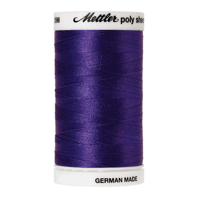 Amann Mettler Poly Sheen Venetian Blue glänzt durch den trilobalen Fadenquerschnitt besonders schön. Zum Sticken, Quilten, Nähen. 800m Spule