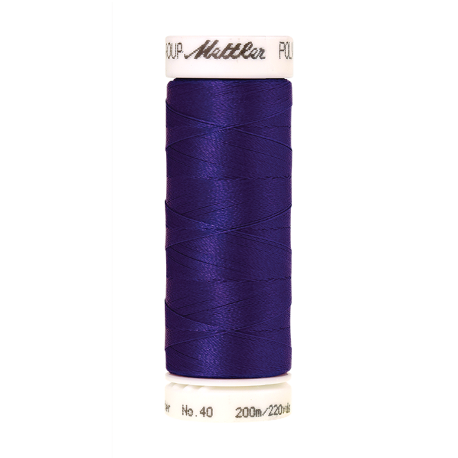 Amann Mettler Poly Sheen Venetian Blue glänzt durch den trilobalen Fadenquerschnitt besonders schön. Zum Sticken, Quilten, Nähen. 200m Spule