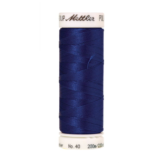 Amann Mettler Poly Sheen Royal Blue glänzt durch den trilobalen Fadenquerschnitt besonders schön. Zum Sticken, Quilten, Nähen. 200m Spule