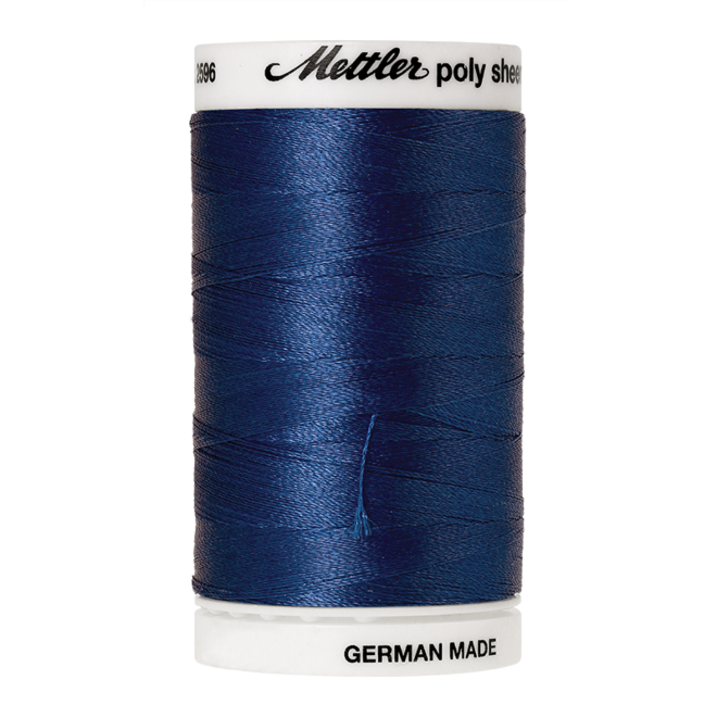 Amann Mettler Poly Sheen Imperial Blue glänzt durch den trilobalen Fadenquerschnitt besonders schön. Zum Sticken, Quilten, Nähen. 800m Spule