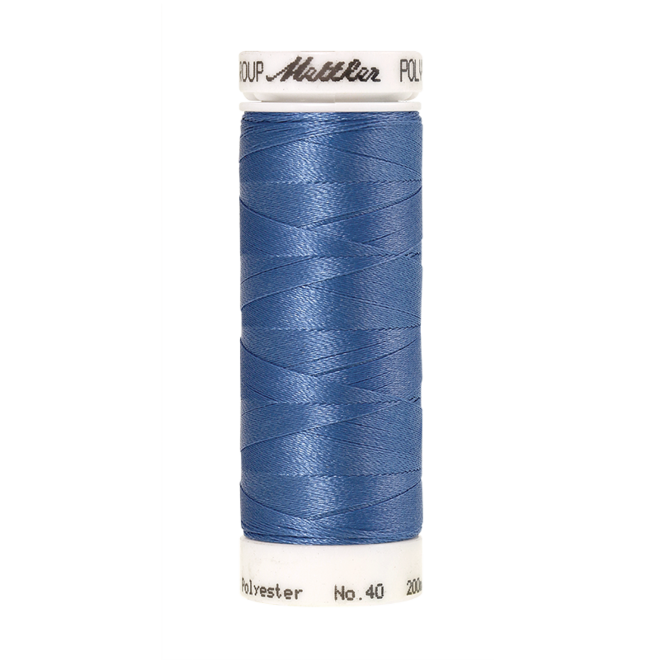 Amann Mettler Poly Sheen Tufts Blue glänzt durch den trilobalen Fadenquerschnitt besonders schön. Zum Sticken, Quilten, Nähen. 200m Spule