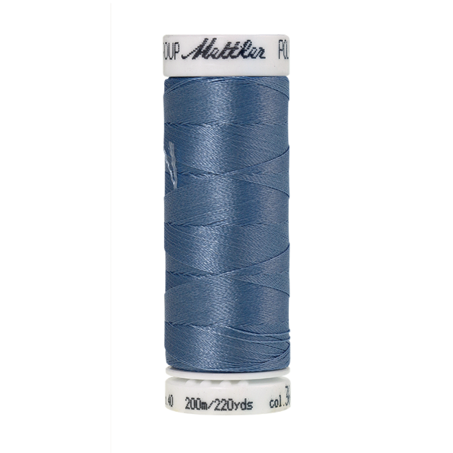 Amann Mettler Poly Sheen Wedgewood glänzt durch den trilobalen Fadenquerschnitt besonders schön. Zum Sticken, Quilten, Nähen. 200m Spule