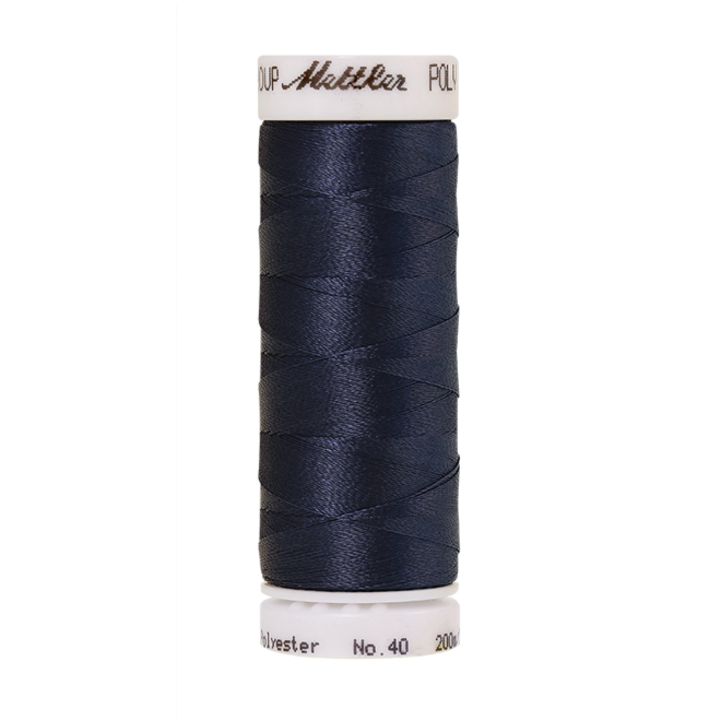 Amann Mettler Poly Sheen Prussian Blue glänzt durch den trilobalen Fadenquerschnitt besonders schön. Zum Sticken, Quilten, Nähen. 200m Spule