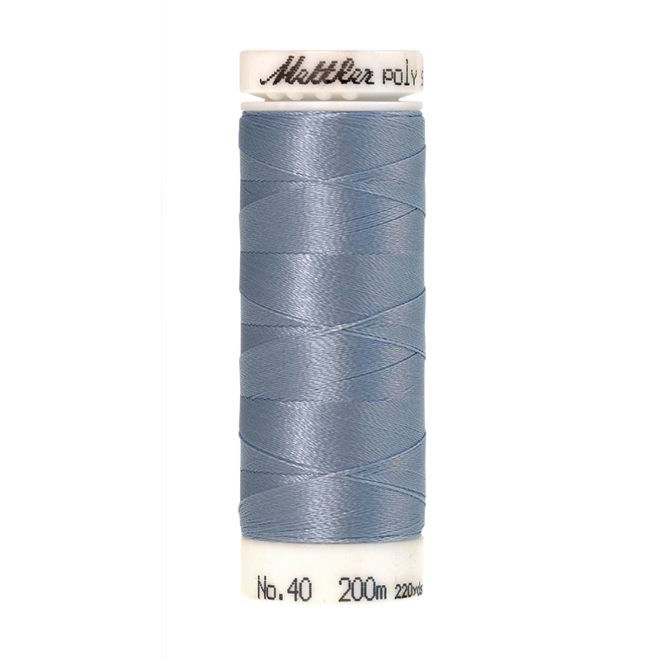 Amann Mettler Poly Sheen Baby Blue glänzt durch den trilobalen Fadenquerschnitt besonders schön. Zum Sticken, Quilten, Nähen. 200m Spule