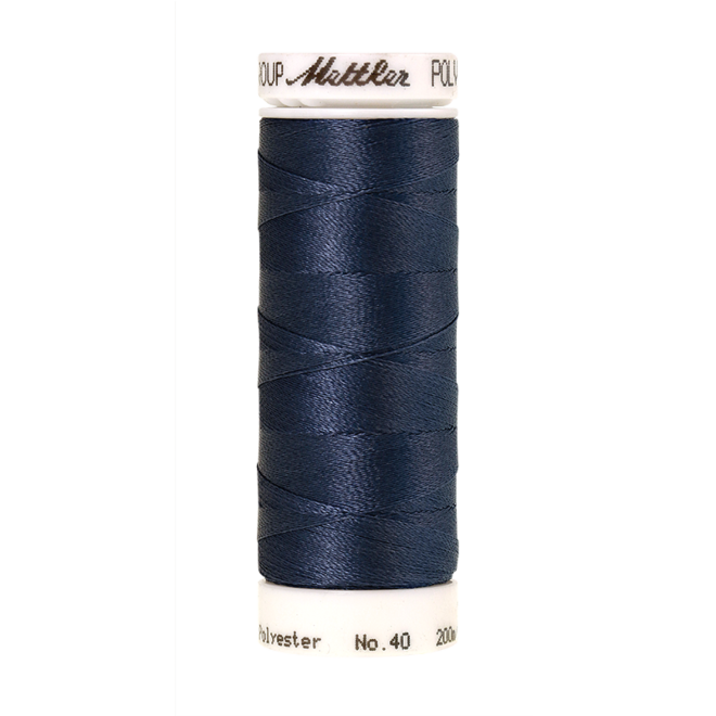 Amann Mettler Poly Sheen Blue Shadow glänzt durch den trilobalen Fadenquerschnitt besonders schön. Zum Sticken, Quilten, Nähen. 200m Spule