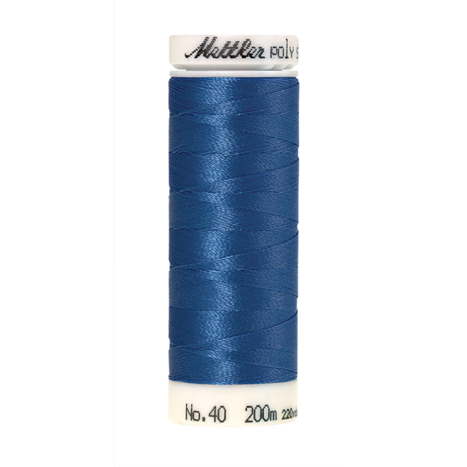 Amann Mettler Poly Sheen Blue Bird glänzt durch den trilobalen Fadenquerschnitt besonders schön. Zum Sticken, Quilten, Nähen. 200m Spule