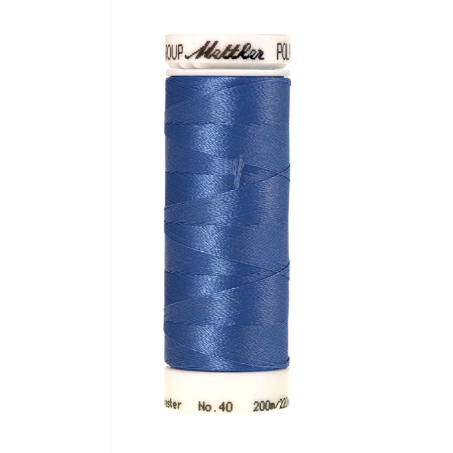 Amann Mettler Poly Sheen Dolphin Blue glänzt durch den trilobalen Fadenquerschnitt besonders schön. Zum Sticken, Quilten, Nähen. 200m Spule