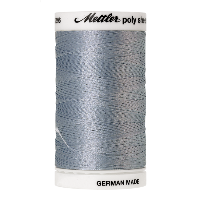 Amann Mettler Poly Sheen Winter Frost glänzt durch den trilobalen Fadenquerschnitt besonders schön. Zum Sticken, Quilten, Nähen. 800m Spule
