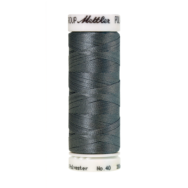 Amann Mettler Poly Sheen Manatee glänzt durch den trilobalen Fadenquerschnitt besonders schön. Zum Sticken, Quilten, Nähen. 200m Spule