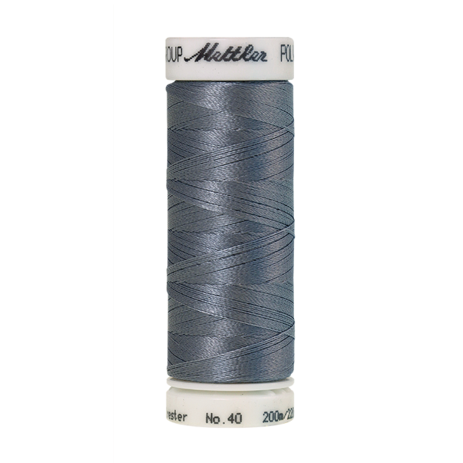 Amann Mettler Poly Sheen Ash Blue glänzt durch den trilobalen Fadenquerschnitt besonders schön. Zum Sticken, Quilten, Nähen. 200m Spule