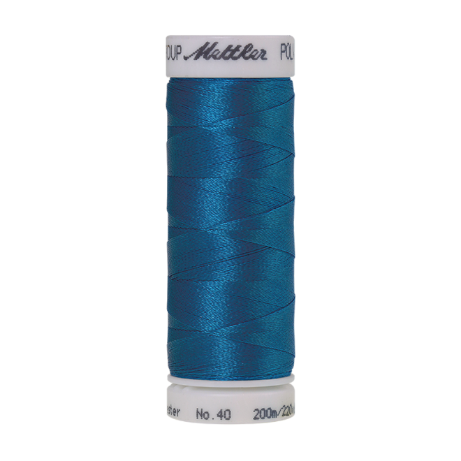 Amann Mettler Poly Sheen Tropical Blue glänzt durch den trilobalen Fadenquerschnitt besonders schön. Zum Sticken, Quilten, Nähen. 200m Spule