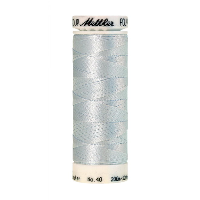 Amann Mettler Poly Sheen Hint of Blue glänzt durch den trilobalen Fadenquerschnitt besonders schön. Zum Sticken, Quilten, Nähen. 200m Spule