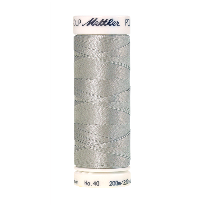 Amann Mettler Poly Sheen Silvery Grey glänzt durch den trilobalen Fadenquerschnitt besonders schön. Zum Sticken, Quilten, Nähen. 200m Spule
