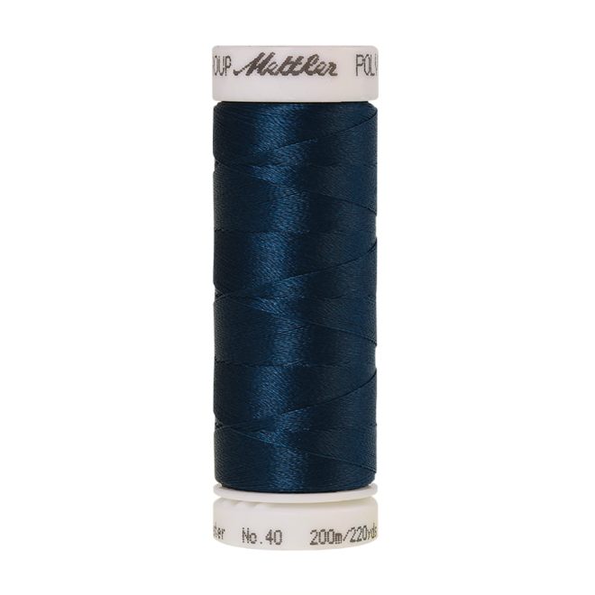 Amann Mettler Poly Sheen Deep Ocean glänzt durch den trilobalen Fadenquerschnitt besonders schön. Zum Sticken, Quilten, Nähen. 200m Spule