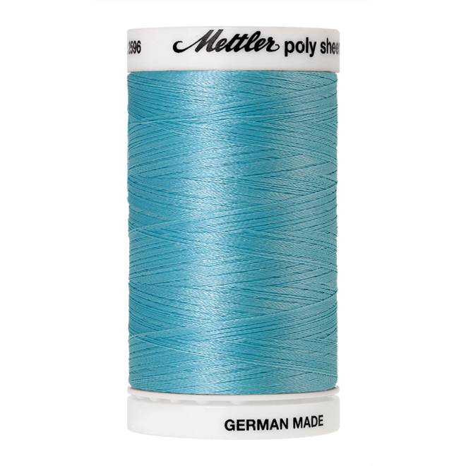 Amann Mettler Poly Sheen Aqua glänzt durch den trilobalen Fadenquerschnitt besonders schön. Zum Sticken, Quilten, Nähen. 800m Spule