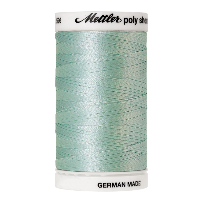 Amann Mettler Poly Sheen Snomoon glänzt durch den trilobalen Fadenquerschnitt besonders schön. Zum Sticken, Quilten, Nähen. 800m Spule