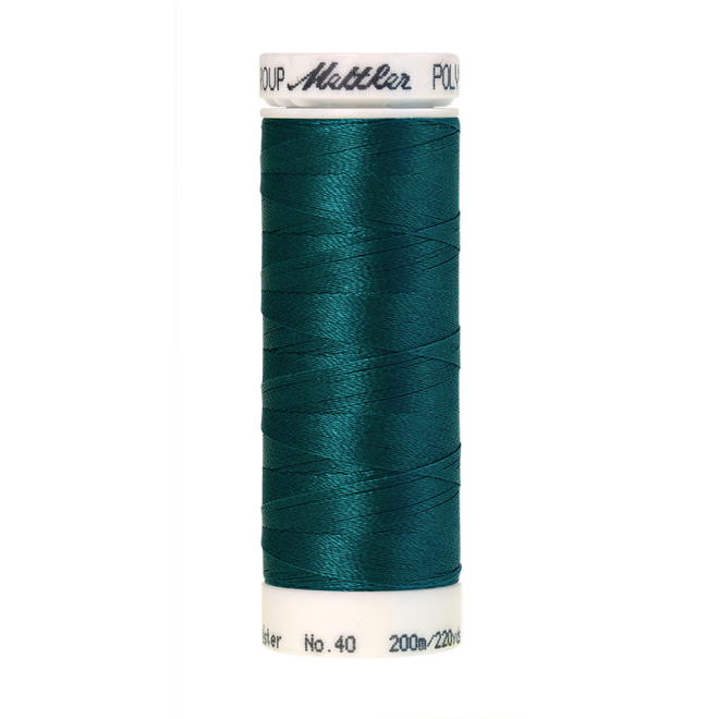 Amann Mettler Poly Sheen Dark Aqua glänzt durch den trilobalen Fadenquerschnitt besonders schön. Zum Sticken, Quilten, Nähen. 200m Spule