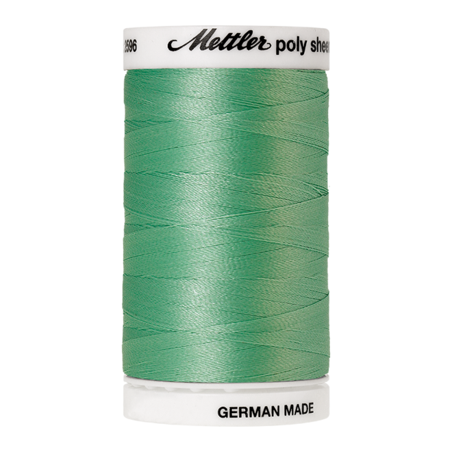 Amann Mettler Poly Sheen Silver Sage glänzt durch den trilobalen Fadenquerschnitt besonders schön. Zum Sticken, Quilten, Nähen. 800m Spule