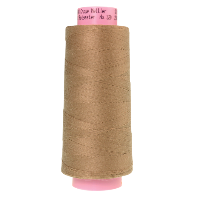 Amann Mettler Seracor in der Farbe Caramel Cream auf der 2500m Kone. Seracor ist der Allesnäher unter den Overlock-Garnen!