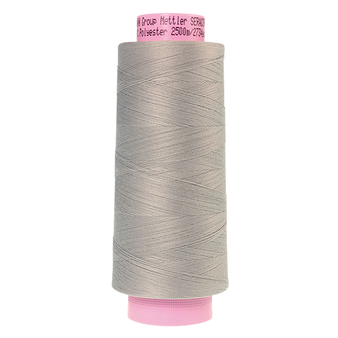 Amann Mettler Seracor in der Farbe Ash Mist auf der 2500m Kone. Seracor ist der Allesnäher unter den Overlock-Garnen!