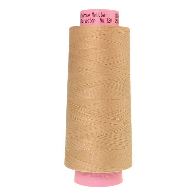 Amann Mettler Seracor in der Farbe Oat Flakes auf der 2500m Kone. Seracor ist der Allesnäher unter den Overlock-Garnen!